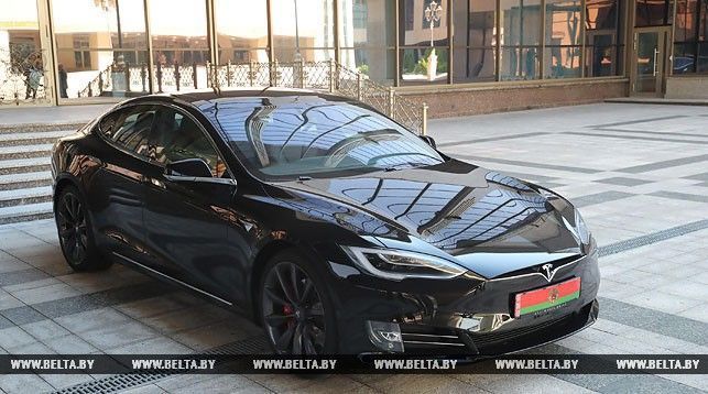 Лукашенко подарили Tesla